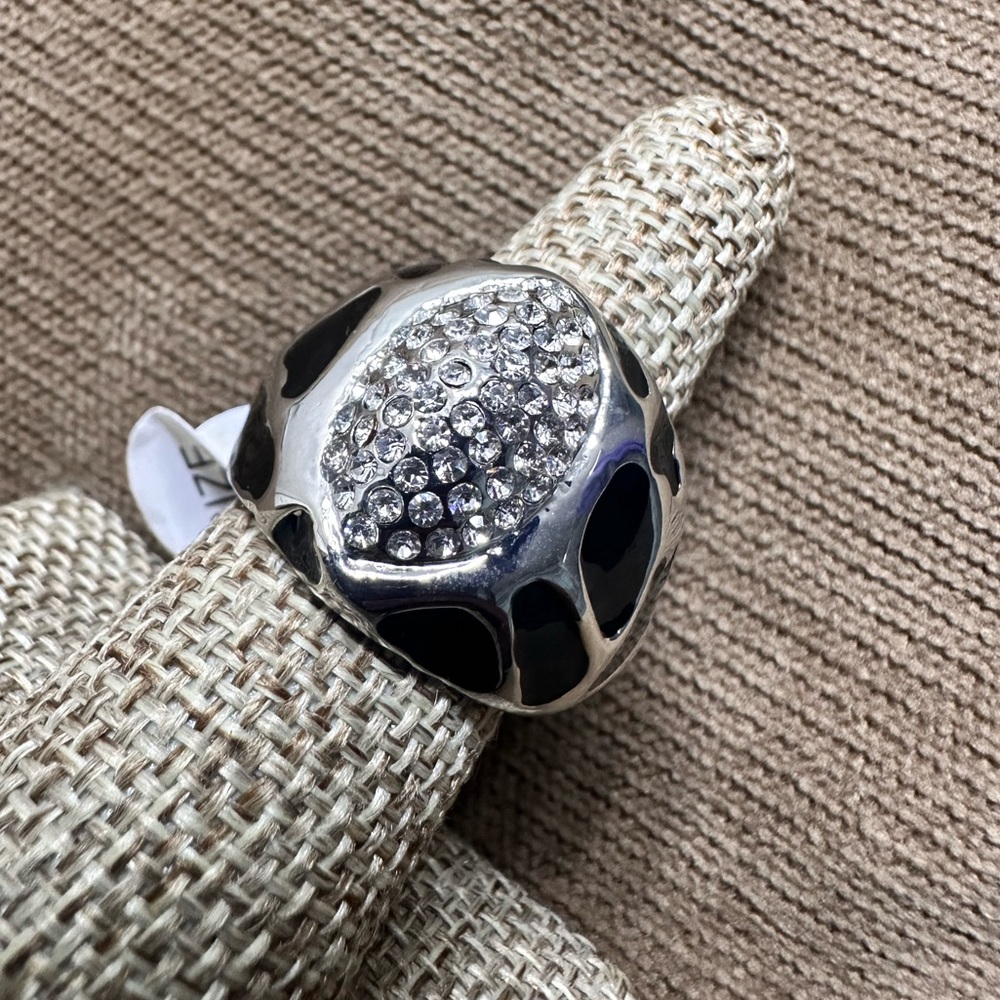 GORGEOUS BLACK AND SILVER FASHION RING!